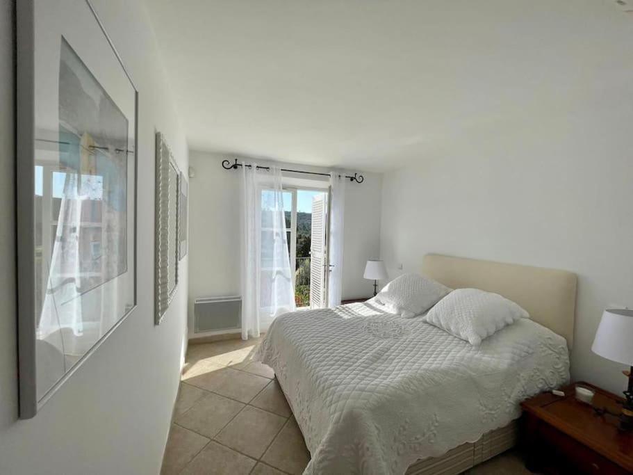 Charmantes Haus Im Golf Club Saint Tropez Экстерьер фото
